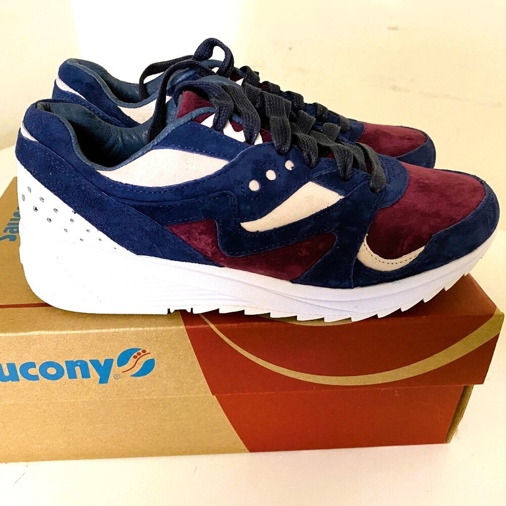 Size 9 mens -Saucony Grid 8000 Navy/white brand new
